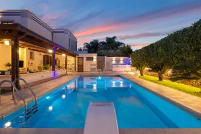 Splinterny villa med swimmingpool, have og bordtennis, et stenkast fra havet - Image 3