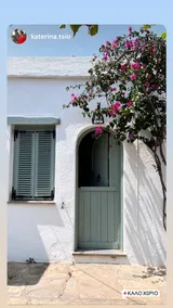 Grand Villa with Yard - Image 2