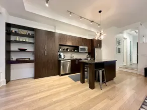 Modern Downtown Loft with Private Garden - Image 3