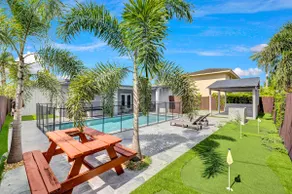 Heavenly Hollywood Pool Home - Image 4