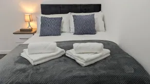 ClariTurf 4 Bed House Stadia Parks Canal Sky Nflix - Image 4