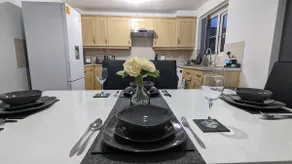 ClariTurf 4 Bed House Stadia Parks Canal Sky Nflix - Image 3