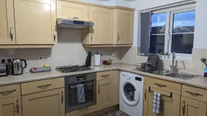 ClariTurf 4 Bed House Stadia Parks Canal Sky Nflix - Image 5