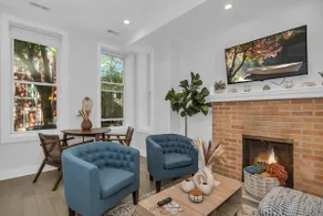 Cozy Urban Escape – West Town, Steps from It All - Image 5