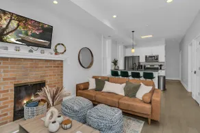 Cozy Urban Escape – West Town, Steps from It All - Image 2