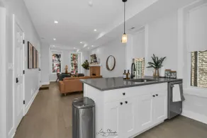 Cozy Urban Escape – West Town, Steps from It All - Image 3