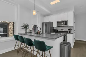 Cozy Urban Escape – West Town, Steps from It All - Image 4