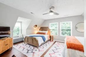 Upstairs Apt-King bed, kitchen, 6 mi to downtown - Image 2