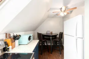 Upstairs Apt-King bed, kitchen, 6 mi to downtown - Image 5