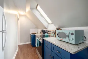 Upstairs Apt-King bed, kitchen, 6 mi to downtown - Image 4