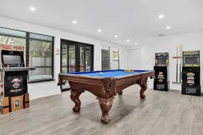 Amazing Pool House: BBQ, Arcades, Golf, Games!” - Image 4