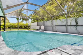 Amazing Pool House: BBQ, Arcades, Golf, Games!” - Image 3