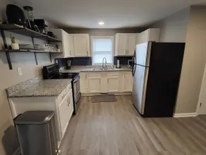 Pet-Friendly Cottage | King Bed + Fenced Yard - Image 4