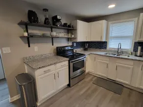 Pet-Friendly Cottage | King Bed + Fenced Yard - Image 5