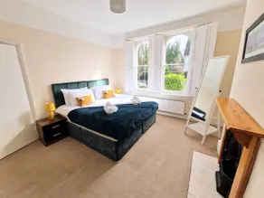 Wokingham - Central 2 beds home with parking - Image 2