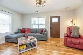 Southern Comfort Bungalow~ Cozy, Central, Charming - Image 2