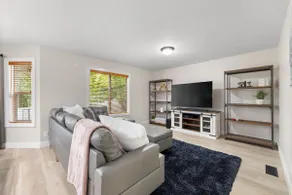 Spacious 4 bed near park/trails - Image 2