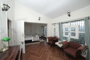 Parisian Private Cottage with Fast WiFi & Parking! - Image 3