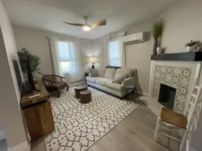 Cozy Downtown 3 BR House w/ private backyard - Image 3