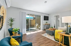 Bright 2Bd/1ba Beach Apartment - Image 2