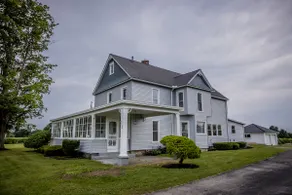 Lakeside Vineyard Farmhouse - Image 3
