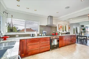 4 bd w/ Lake View and Chef's Kitchen - Image 5