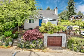 4 bd w/ Lake View and Chef's Kitchen - Image 2