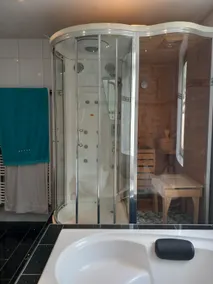 Airport near 2-bedroom: hot tub & 3 beds - Image 5