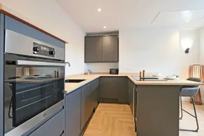 Luxurious Modern Retreat - Image 2