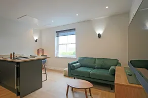 Luxurious Modern Retreat - Image 3