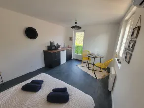 Independent studio with outdoor courtyard - Image 2