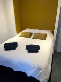 Independent studio with outdoor courtyard - Image 3
