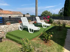 Vacation home with garden - Image 3