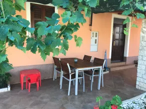 Vacation home with garden - Image 5