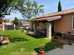 Vacation home with garden - Image 2
