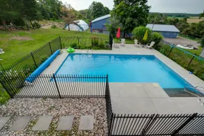 Redwood Haven East: Your Dream Getaway in Uxbridge - Image 2