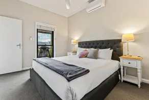 Spectacular vineyard lodge with views! - Image 3