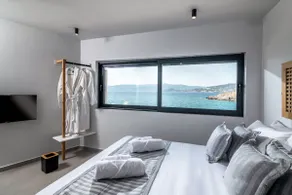 Beachfront Salty Sea Luxury Suite 2 - Image 4