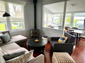 Welcoming Waterfront Cottage - Image 5