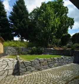 Guest house with terrace and garden - Image 2
