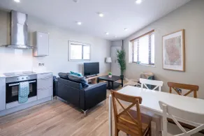 The Manhattan - 1 Bd City Ap - Gold Short Term Stays - Image 2