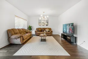 5 King Beds, 1 Queen, Modern Luxury, Free Parking - Image 2