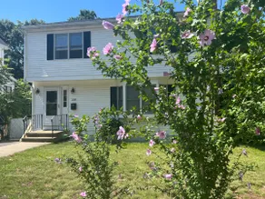 Single Family Boston House Great Privacy - Image 2
