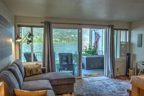 Petite Lakeside Living - Image 4