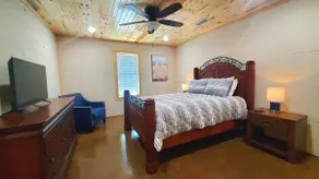 Stayin & Playin Cabin - Image 5