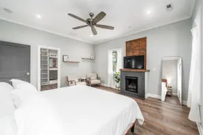 Stylish Loft with King Bed - Two Parking Spots - Image 4