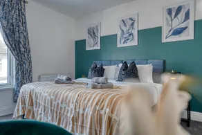 3BR Chic House withParking Sleeps 8, Big Groups! - Image 3