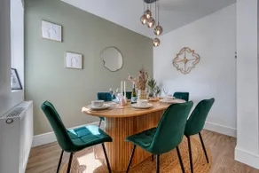 3BR Chic House withParking Sleeps 8, Big Groups! - Image 2