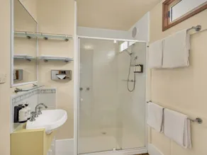 Swan Bay Studio Cabin - Image 4