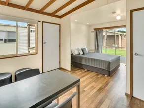 Swan Bay Studio Cabin - Image 2